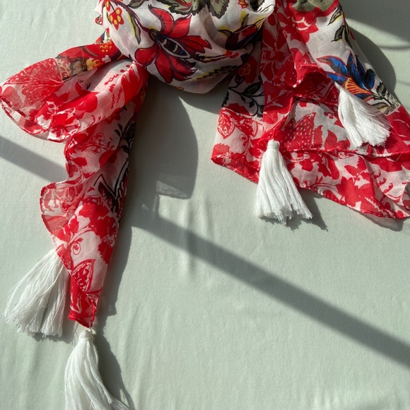 Fun lightweight scarf - Picture 2 of 4